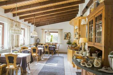 هتل Pension Waldblick Garni
