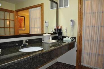 هتل Spark By Hilton Cedar Falls
