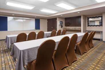 Отель Americinn By Wyndham Madison South
