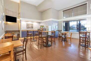 Отель Americinn By Wyndham Madison South
