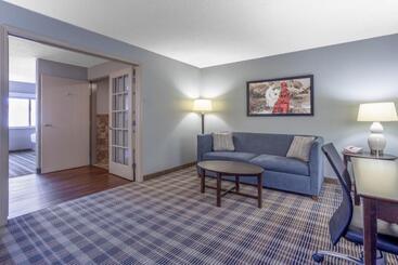 Отель Americinn By Wyndham Madison South
