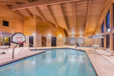Отель Americinn By Wyndham Madison South