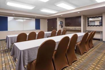 Отель Americinn By Wyndham Madison South