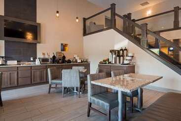 هتل Best Western Plus Flint Airport Inn & Suites