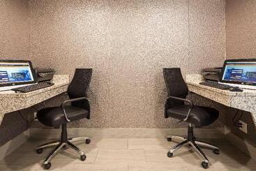 هتل Best Western Plus Flint Airport Inn & Suites