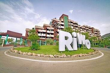 هتل Holiday World Riwo