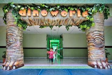 هتل Holiday World Riwo