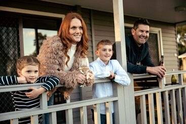 هتل Hunter Valley Resort, Hunter Farm Adventure Centre & 4 Pines At The Farm