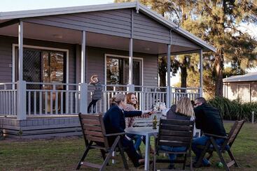 هتل Hunter Valley Resort, Hunter Farm Adventure Centre & 4 Pines At The Farm