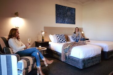 هتل Hunter Valley Resort, Hunter Farm Adventure Centre & 4 Pines At The Farm