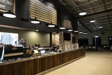 هتل Hunter Valley Resort, Hunter Farm Adventure Centre & 4 Pines At The Farm