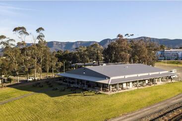 هتل Hunter Valley Resort, Hunter Farm Adventure Centre & 4 Pines At The Farm