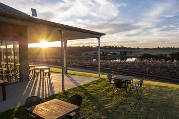 هتل Hunter Valley Resort, Hunter Farm Adventure Centre & 4 Pines At The Farm