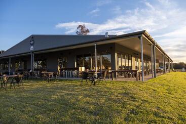 هتل Hunter Valley Resort, Hunter Farm Adventure Centre & 4 Pines At The Farm