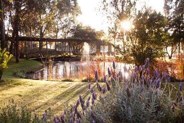 هتل Hunter Valley Resort, Hunter Farm Adventure Centre & 4 Pines At The Farm