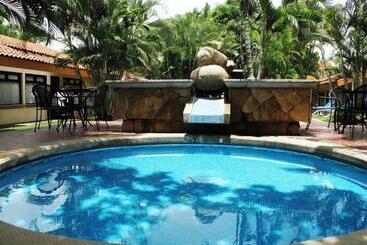 هتل Palmareca Inn Suites Studio