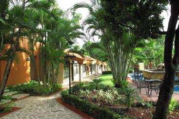 هتل Palmareca Inn Suites Studio