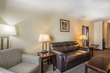هتل Quality Inn & Suites Yorkton
