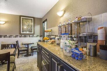 هتل Quality Inn & Suites Yorkton