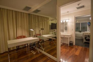 هتل Villa Morra Suites