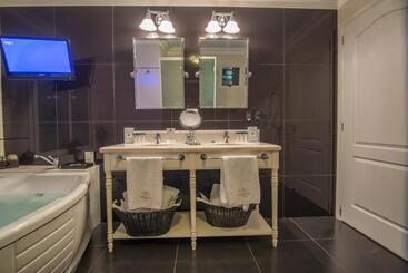 هتل Villa Morra Suites