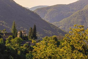 Wild Valley Hostel   Villa Edera