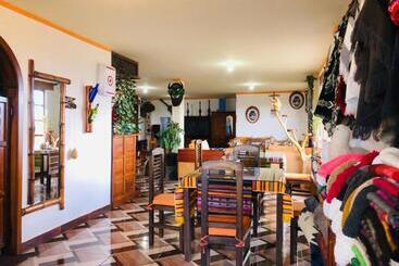 هتل Martita's House Hostal