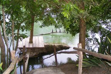 استراحتگاه Cohune Palms River Cabanas