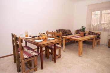 پانسیون Bjnihouse, Guest House