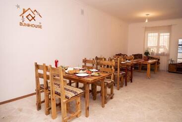 پانسیون Bjnihouse, Guest House