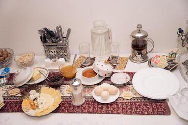 پانسیون Bjnihouse, Guest House