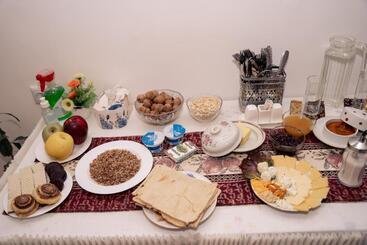 پانسیون Bjnihouse, Guest House