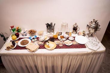 پانسیون Bjnihouse, Guest House
