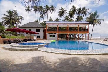هتل Tenack Beach Resort &
