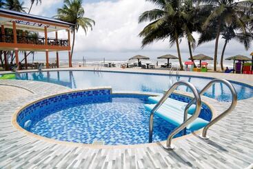 هتل Tenack Beach Resort &