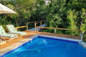 هتل Kingfisher Creek Safari Lodge