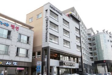 Hotel Poem House