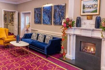 Cork S Vienna Woods Hotel & Villas