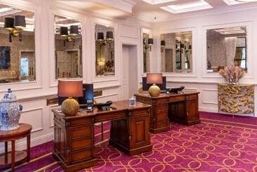 Cork S Vienna Woods Hotel & Villas