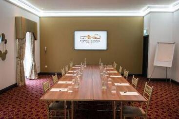 Cork S Vienna Woods Hotel & Villas