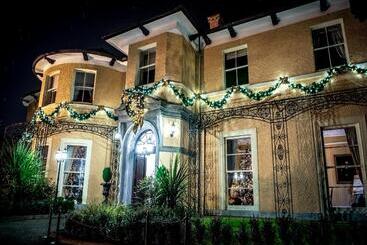 Cork S Vienna Woods Hotel & Villas