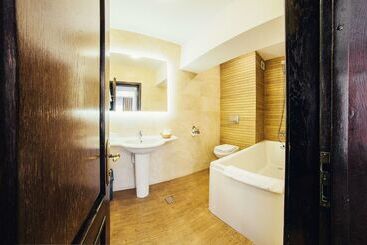 هتل Best Western Bucovina Club De Munte