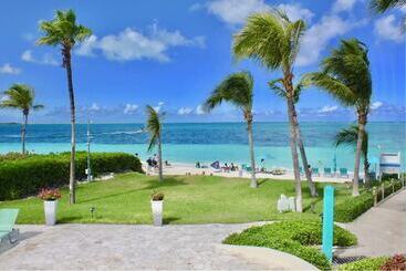 هتل Coral Gardens On Grace Bay