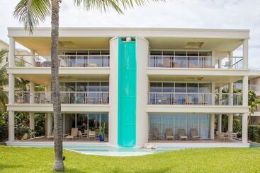 هتل Coral Gardens On Grace Bay