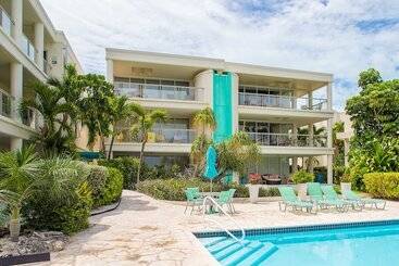هتل Coral Gardens On Grace Bay