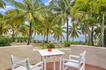 هتل Crown Beach Resort & Spa