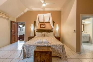 هتل Crown Beach Resort & Spa