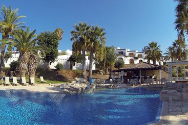 هتل Latchi Family Resort
