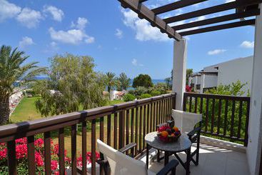 هتل Latchi Family Resort