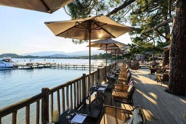 هتل Grand Hôtel De Cala Rossa & Spa Nucca
